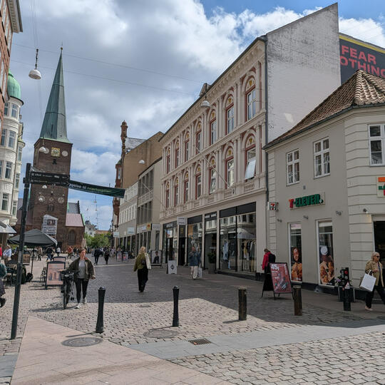 Foto af Lille Torv i Aarhus C med Aarhus Domkirke i baggrunden.